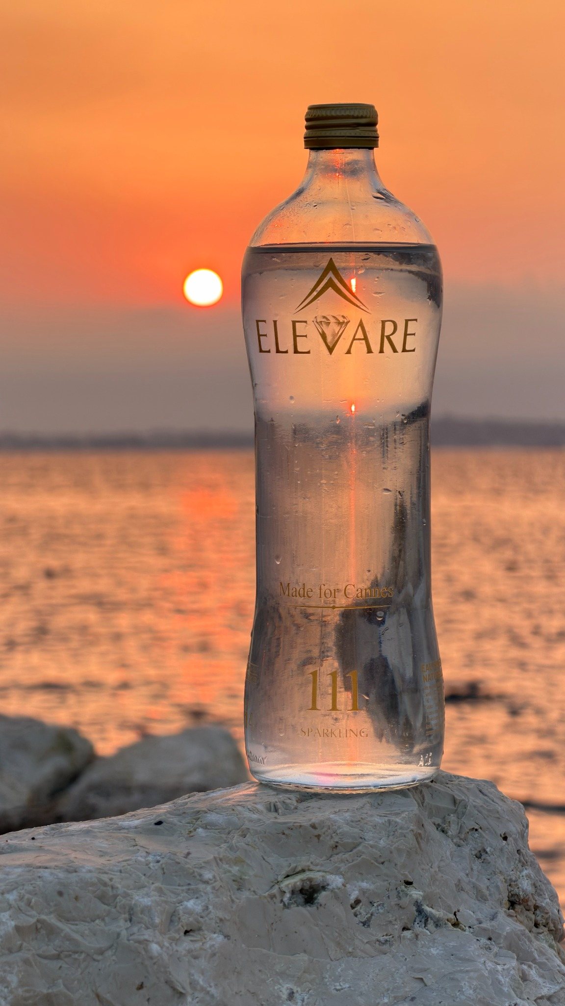 Bottiglia ELEVARE111 al tramonto sul mare